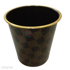 Round trash <em>can</em>