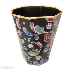 Black trash <em>can</em>